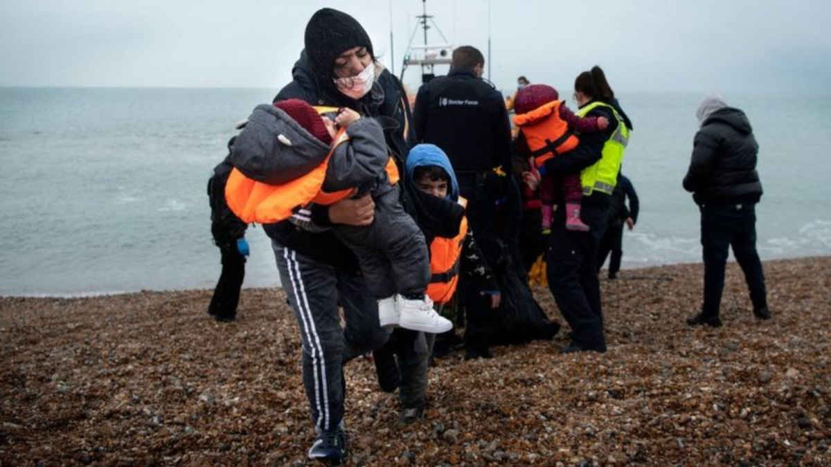 Un número creciente de migrantes llegan a Reino Unido vía marítima.