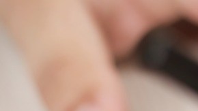 Foto de las manos de una persona presentando un examen escrito