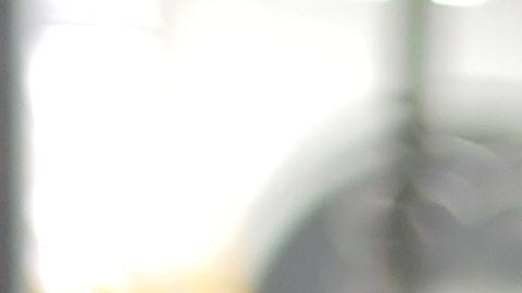 Foto de un hombre montando un neumático en un auto