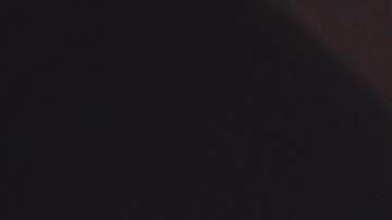 Foto de una conductora joven junto a su pasajero con la carretera al fondo