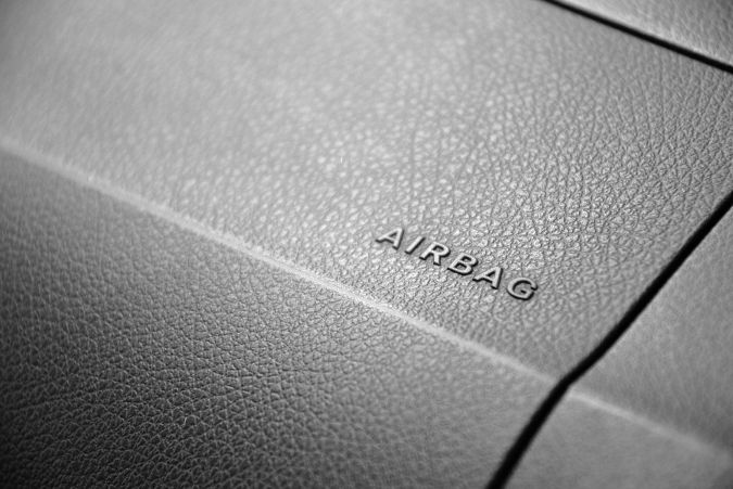Foto de la palabra airbag sobre el tablero del auto