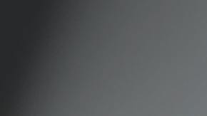 Foto de un conductor destapando una cerveza frente al volante