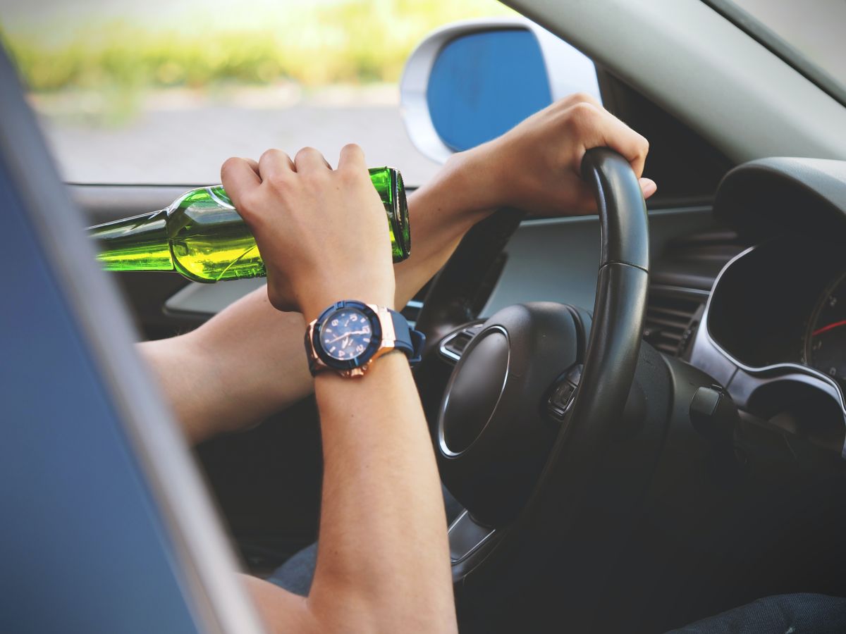 Conducir bajo efectos de drogas o alcohol es considerado un delito en todo Estados Unidos.