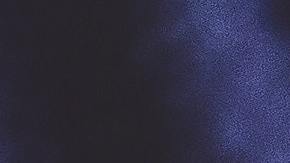 Foto de un hombre escribiendo en una laptop