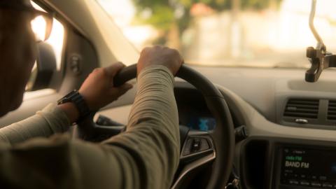 Foto de un conductor con las manos sobre el volante