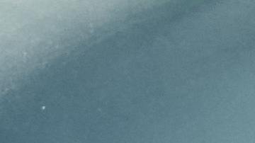 Foto de una mujer policía emitiendo una multa de tránsito