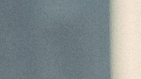 Foto de un oficial de policía redactando una multa para un conductor