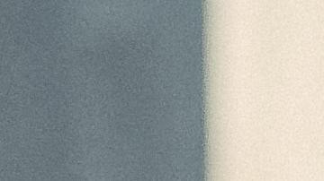 Foto de un oficial de policía redactando una multa para un conductor