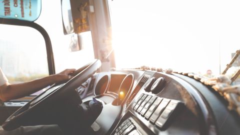 Foto de la cabina de un camión con su conductor