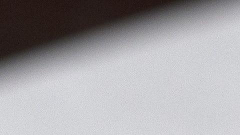 Foto de un documento firmado con una pluma sobre él