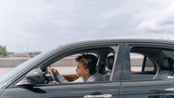 Foto de un conductor adolescente operando un auto