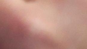 Foto de una persona estudiando frente a una computadora