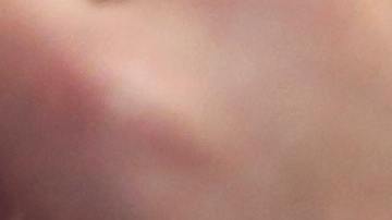 Foto de una persona estudiando frente a una computadora