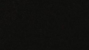 Foto de un conductor en compañía de un copiloto con una carretera al fondo