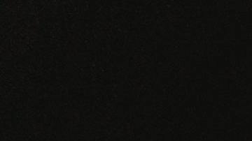 Foto de un conductor en compañía de un copiloto con una carretera al fondo