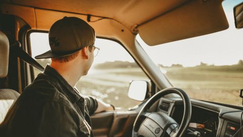 Foto de un conductor joven al volante