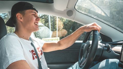 Foto de un conductor joven en el interior de su auto