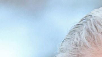 Príncipe Charles (lado izquierdo) y Archie con Meghan Markle (lado derecho).