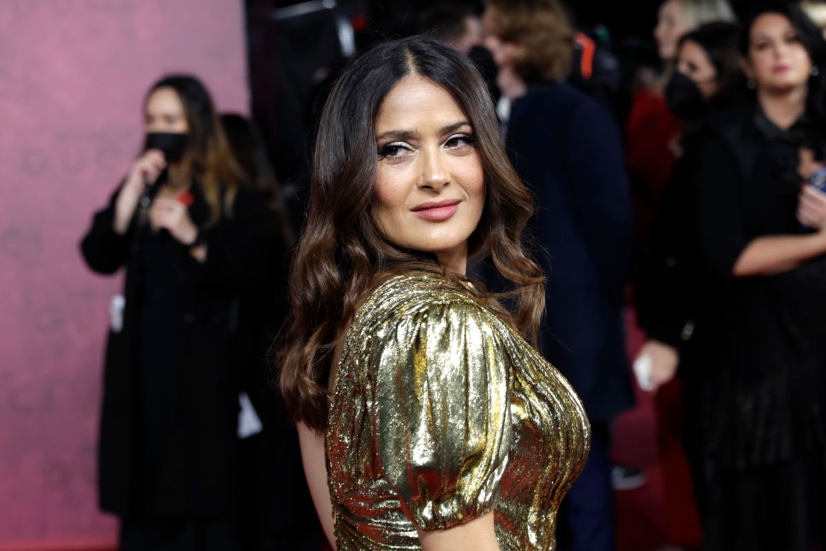 Salma Hayek shows off photo with Jason Momoa at the premiere of “House of Gucci”