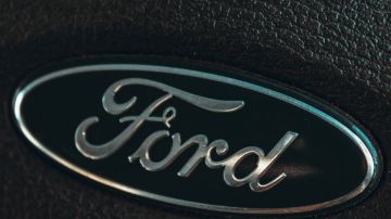 Foto del logo de Ford dispuesto sobre un volante