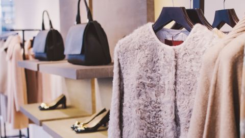 La ropa es uno de los artículos que comúnmente son devueltos por los consumidores en línea.