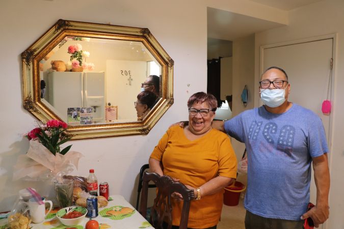 Francisca Monreal, de 74 años, es cuidada por Juan Báez, un amigo de su difunto esposo, Guillermo Yánez. (Jorge Macías)