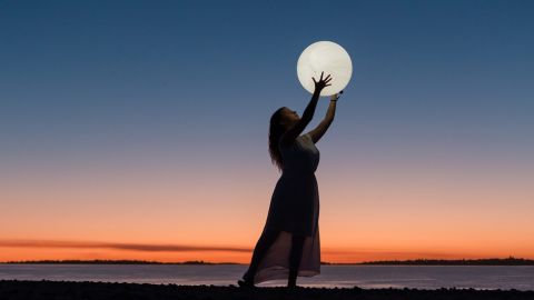 La luna representa el lado femenino de los signos zodiacales, por lo que influye más en las mujeres.