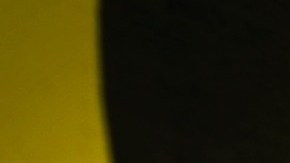 Foto de varios números sobre un tablero de tiro al blanco