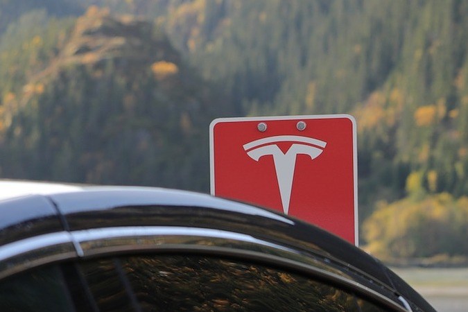 Foto de un auto de Tesla cargándose