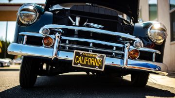 Foto de un auto antiguo con una placa de California