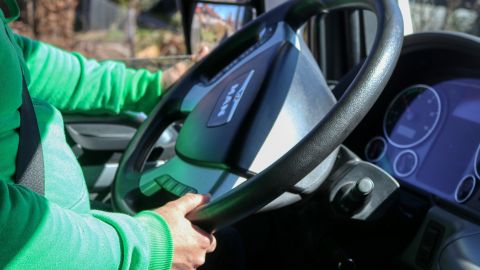 Foto de las manos de un conductor sobre el volante