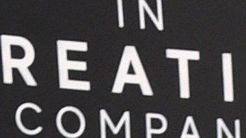 Vanessa Hudgens sonríe