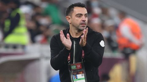 Xavi dirigiendo un partido del Al Sadd