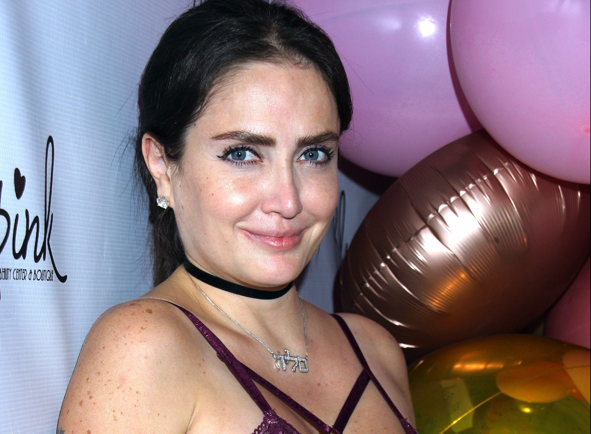 Celia Lora posa con atrevido body de encaje rojo junto a Ignacia