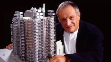 Richard Rogers con un modelo del edificio Lloyds en 1995.