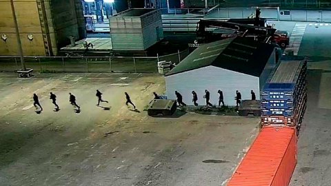 Recolectores de cocaína en acción filmados por las cámaras de seguridad del puerto de Rotterdam.
