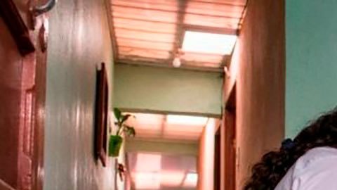 Una trabajadora del sector de la salud le daba información, en julio de 2020, a una familia sobre la prueba de detección de covid-19, en su hogar.