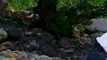 Oficiales de policía inspeccionan un resto del avión encontrado en la isla de La Reunión, en el Océano Índico.