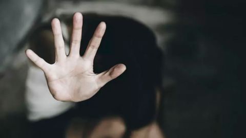 "Me tocaban y no me podía negar": las niñas forzadas a trabajar en bares y clubs en Nepal