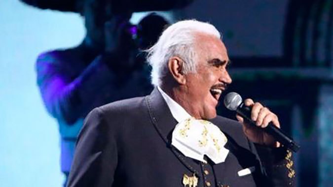 Vicente Fernandez en 2019 durante una actuación en la ceremonia de los Premios Grammy.