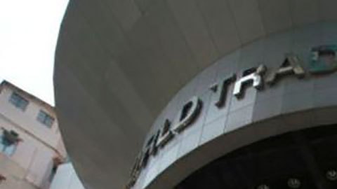 Más de 100 personas atrapadas en el tejado por un incendio en el World Trade Center de Hong Kong