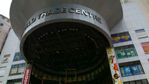 Más de 100 personas atrapadas en el tejado por un incendio en el World Trade Center de Hong Kong