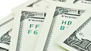 La engorrosa tarea de conseguir dólares de "cara grande" en Argentina (y por qué la gente rechaza los de "cara chica")