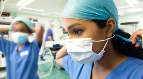 Covid: los síntomas de la variante ómicron "parecen ser menos severos", aunque el riesgo para los sistemas de salud continúa