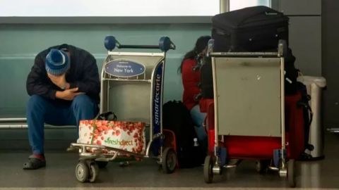 Miles de vuelos cancelados por contagios entre su tripulación: ómicron golpea el turismo a solo días de fin de año
