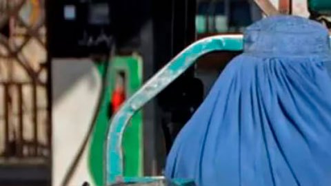 El Talibán prohíbe los viajes de larga distancia a las mujeres no acompañadas por hombres en Afganistán