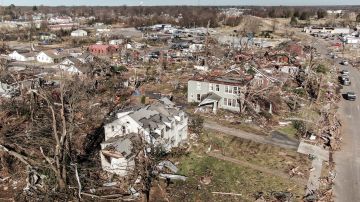 Mayfield inicia la recuperación tras un tornado que dejó un paisaje de guerra