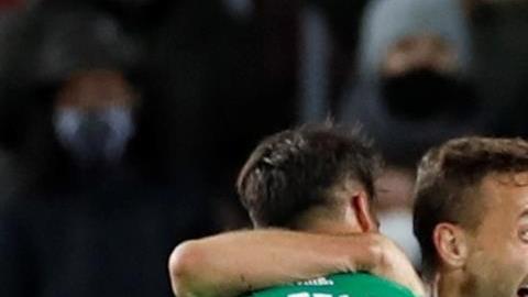 Andrés Guardado celebra el gol del Betis junto a sus compañeros.