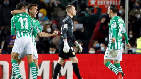 Andrés Guardado celebra el gol del Betis junto a sus compañeros.