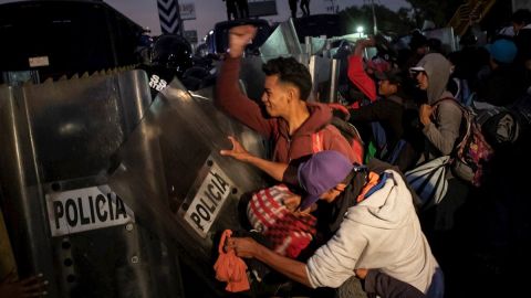 Caravana migrante llega a Ciudad de México tras enfrentamiento con policías y visita a la Basílica de Guadalupe